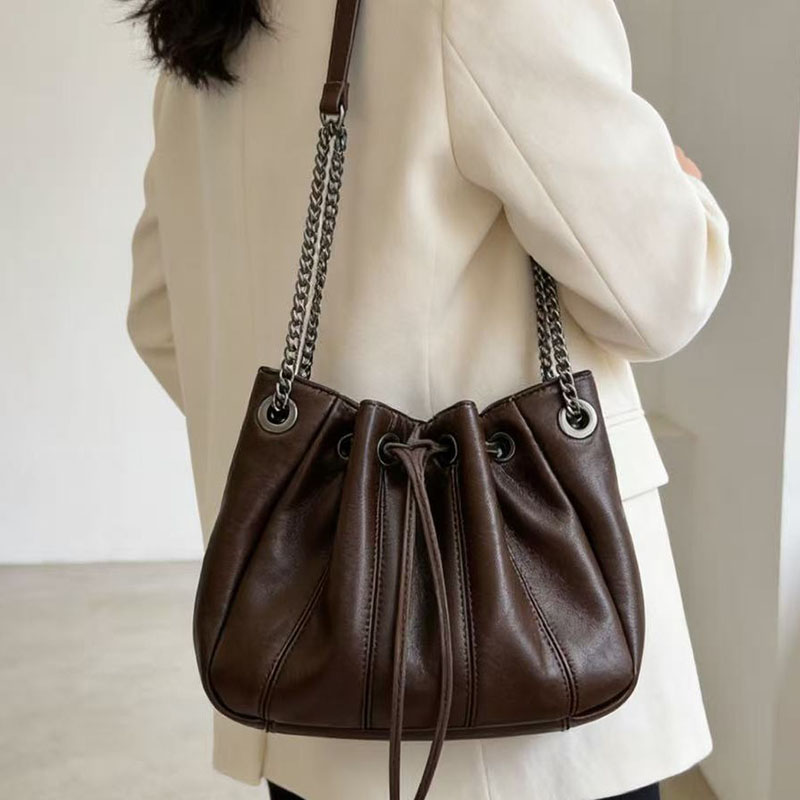 Chain Crossbody Quilted - Tas Selempang Wanita Model Bucket dengan